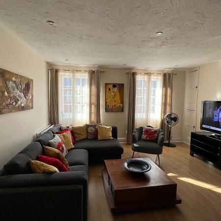 Stay In Yeovil Town Centre, Large 2 Bd Apt With Parking, Sleeps 4 Екстер'єр фото