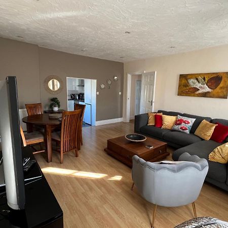 Stay In Yeovil Town Centre, Large 2 Bd Apt With Parking, Sleeps 4 Екстер'єр фото
