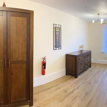Stay In Yeovil Town Centre, Large 2 Bd Apt With Parking, Sleeps 4 Екстер'єр фото