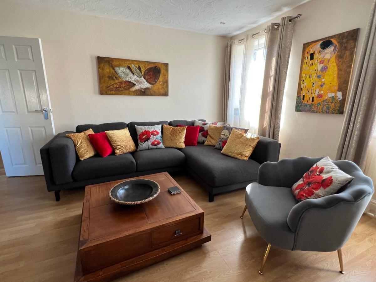 Stay In Yeovil Town Centre, Large 2 Bd Apt With Parking, Sleeps 4 Екстер'єр фото