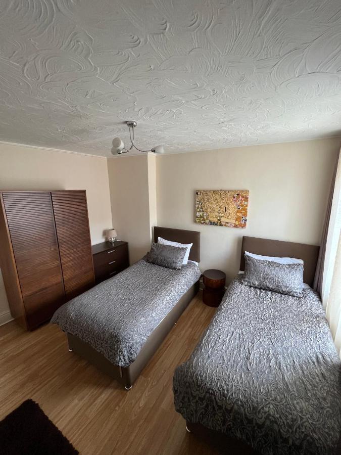 Stay In Yeovil Town Centre, Large 2 Bd Apt With Parking, Sleeps 4 Екстер'єр фото