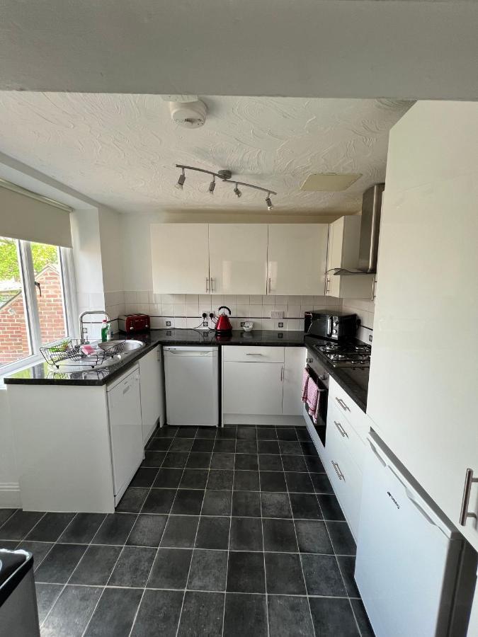 Stay In Yeovil Town Centre, Large 2 Bd Apt With Parking, Sleeps 4 Екстер'єр фото