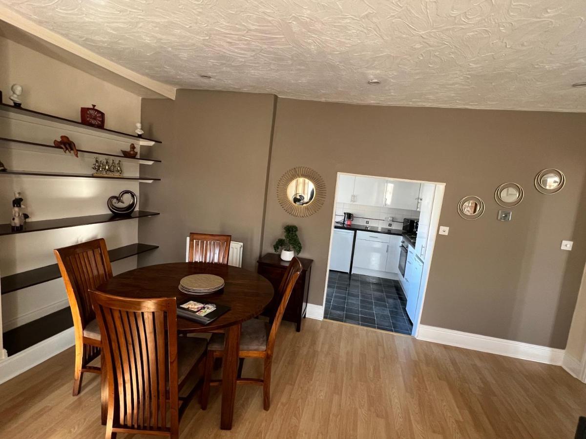 Stay In Yeovil Town Centre, Large 2 Bd Apt With Parking, Sleeps 4 Екстер'єр фото
