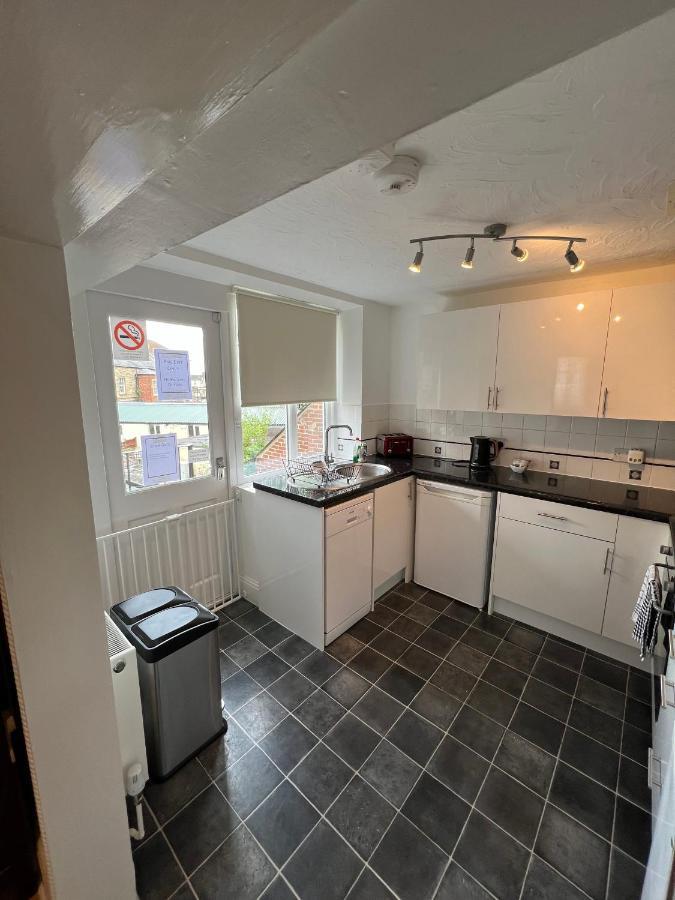 Stay In Yeovil Town Centre, Large 2 Bd Apt With Parking, Sleeps 4 Екстер'єр фото