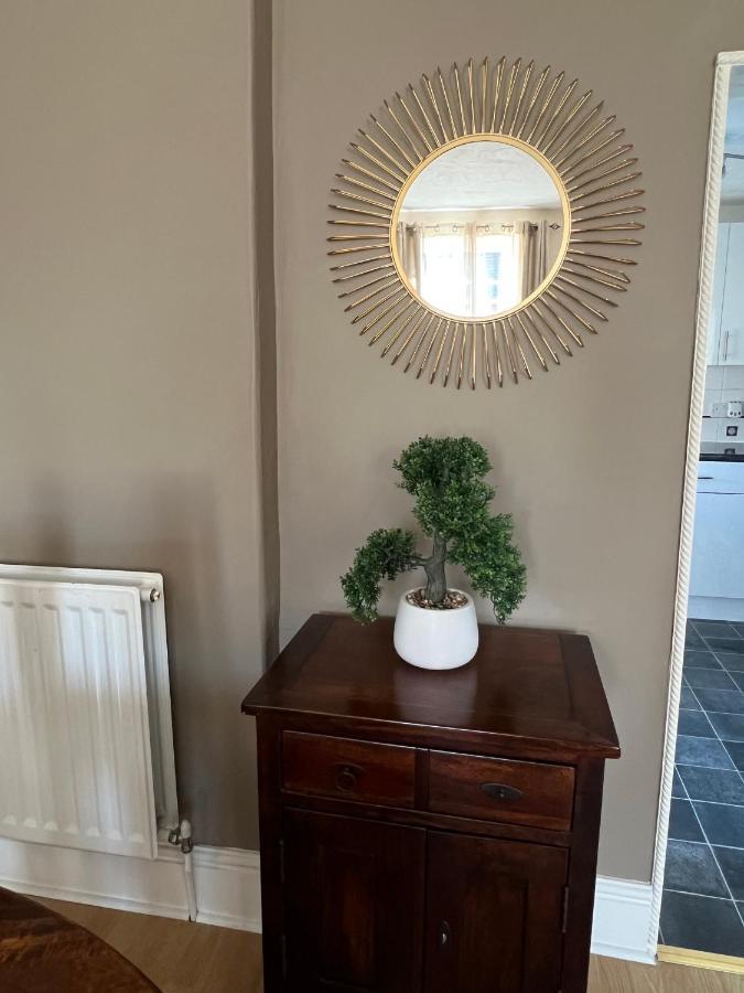 Stay In Yeovil Town Centre, Large 2 Bd Apt With Parking, Sleeps 4 Екстер'єр фото