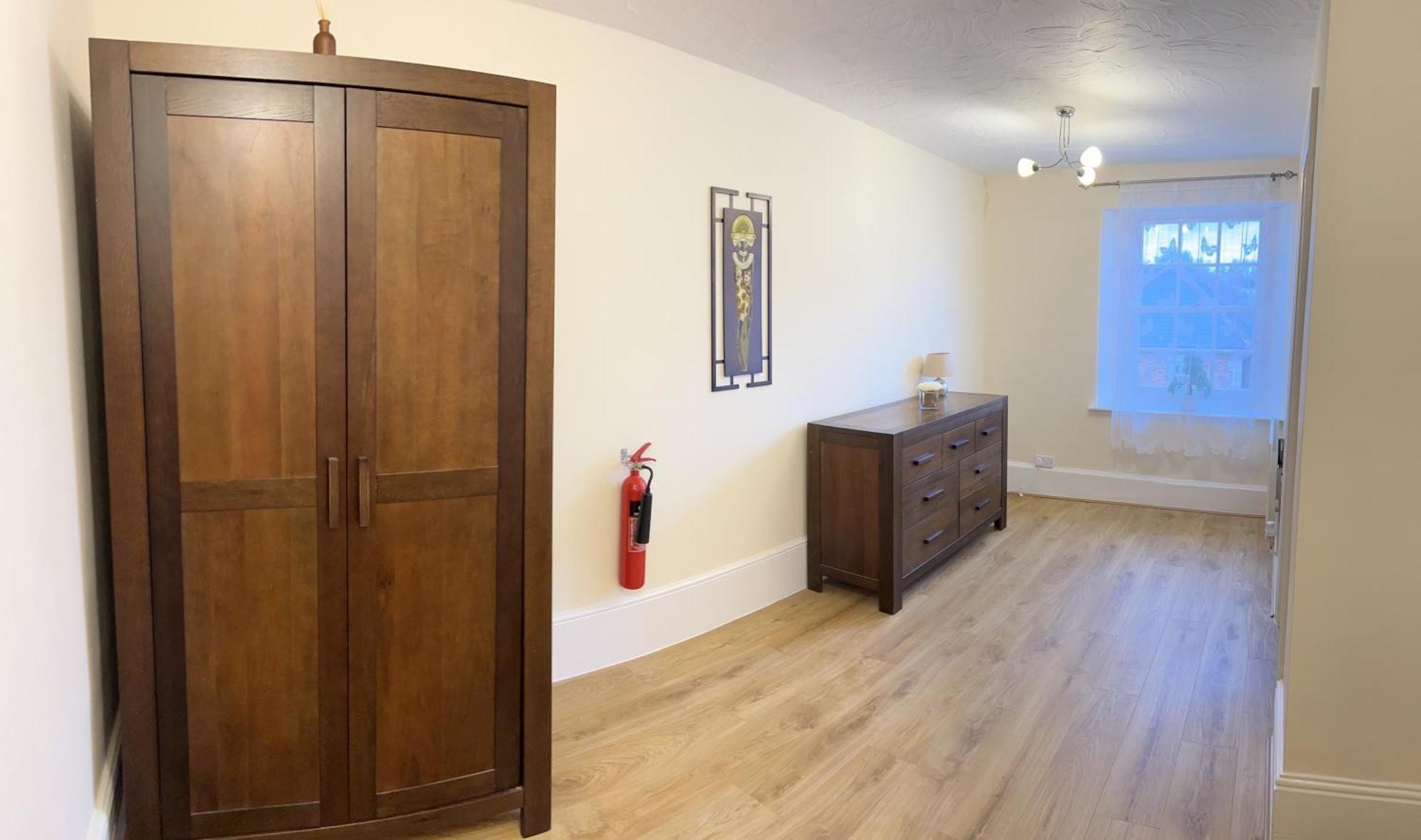 Stay In Yeovil Town Centre, Large 2 Bd Apt With Parking, Sleeps 4 Екстер'єр фото
