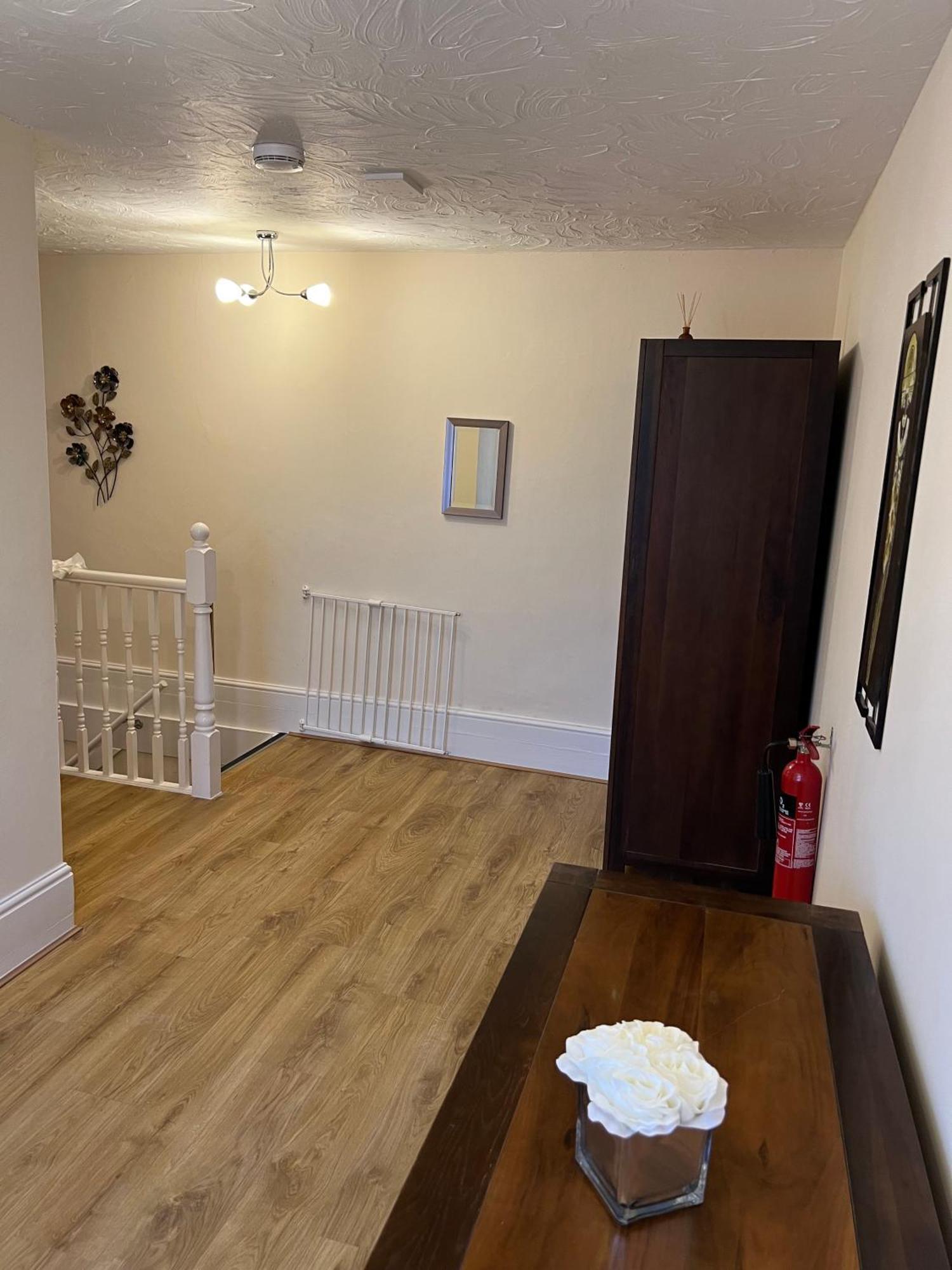 Stay In Yeovil Town Centre, Large 2 Bd Apt With Parking, Sleeps 4 Екстер'єр фото