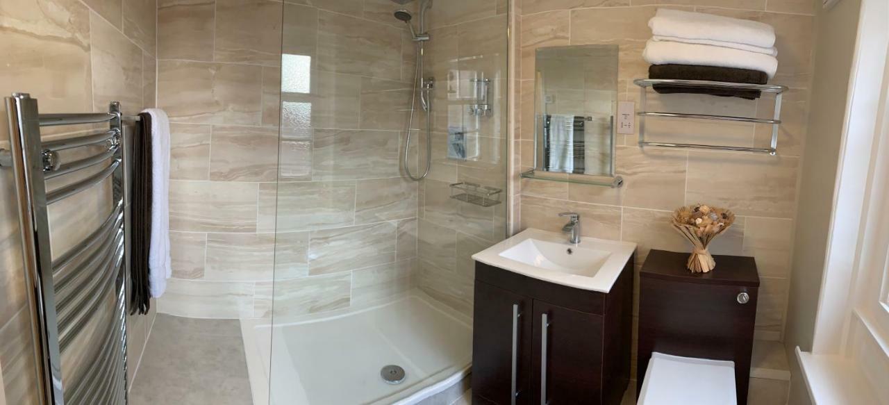 Stay In Yeovil Town Centre, Large 2 Bd Apt With Parking, Sleeps 4 Екстер'єр фото