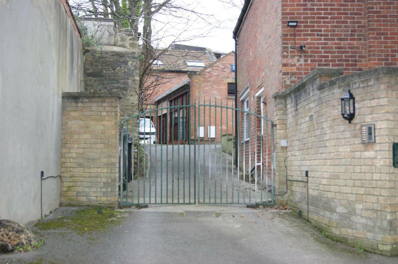 Stay In Yeovil Town Centre, Large 2 Bd Apt With Parking, Sleeps 4 Екстер'єр фото